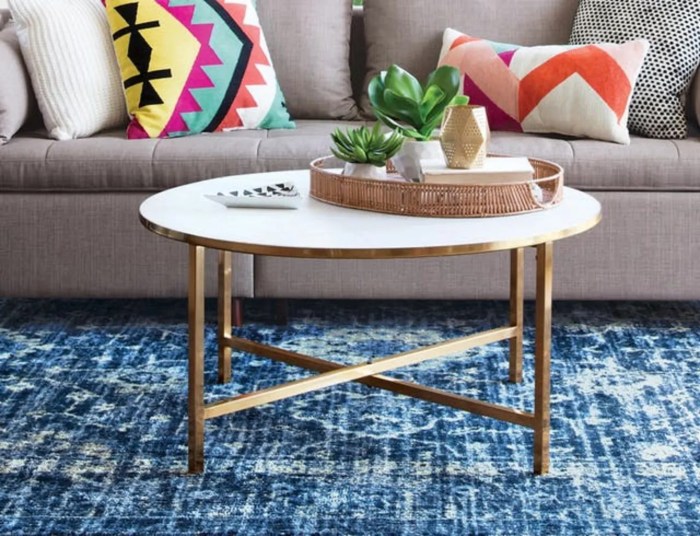 How to decorate a round living room table